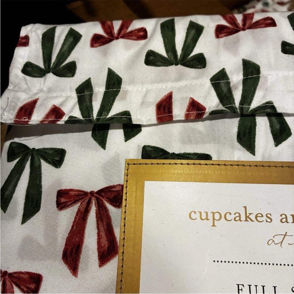 Cupcakes and Cashmere Red and Green Coquette‎ Bows FULL Sheet Set Holiday NEW - Picture 2 of 4
